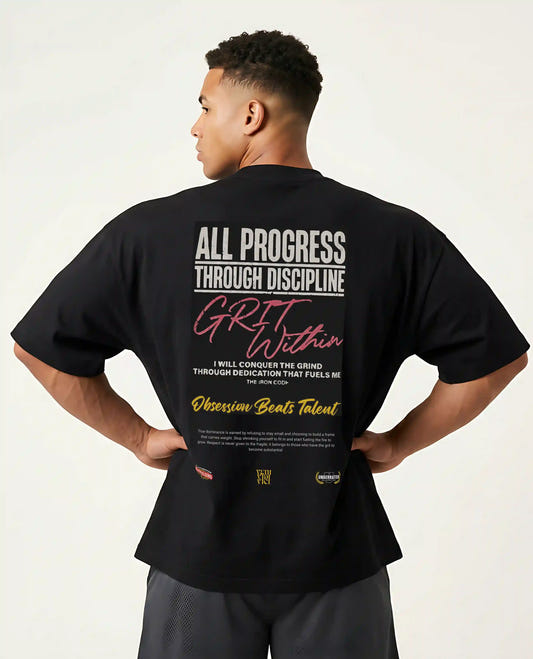 Modelo con la camiseta de underrated ALL PROGRESS THROUGH DISCIPLINE OVERSIZE
