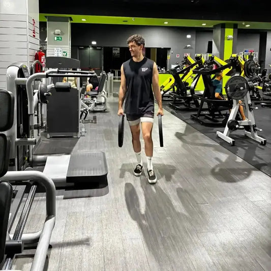 Alex con la Camiseta sin mangas PRIME MODE en el gimnasio