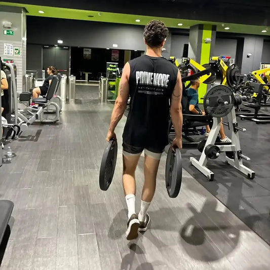 Alex con la Camiseta sin mangas PRIME MODE en el gimnasio