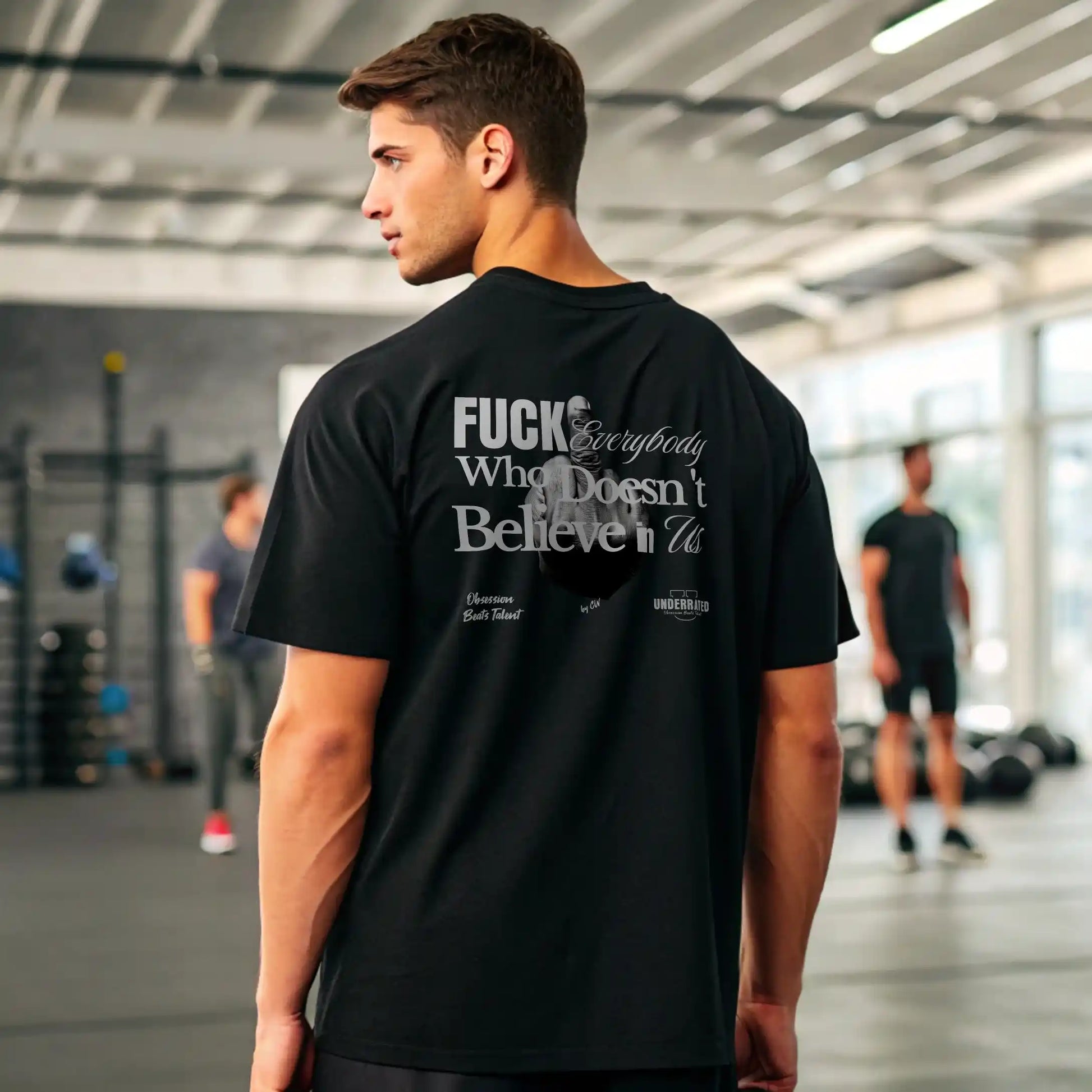 CAMISETA OVERSIZE FUCK EVERYONE WHO DOESNT BELIEVE IN US EN UNDERRATED.ES