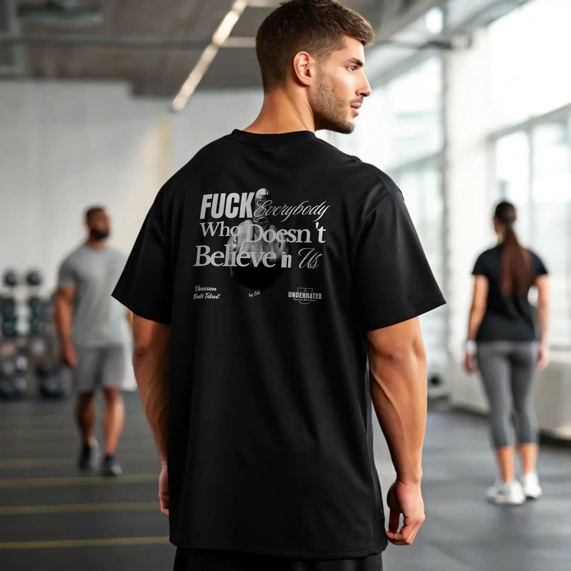 CAMISETA OVERSIZE FUCK EVERYONE WHO DOESNT BELIEVE IN US EN UNDERRATED.ES