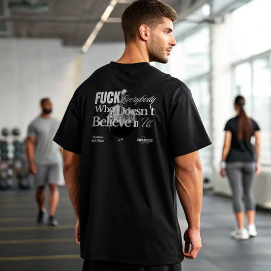 CAMISETA OVERSIZE FUCK EVERYONE WHO DOESNT BELIEVE IN US EN UNDERRATED.ES