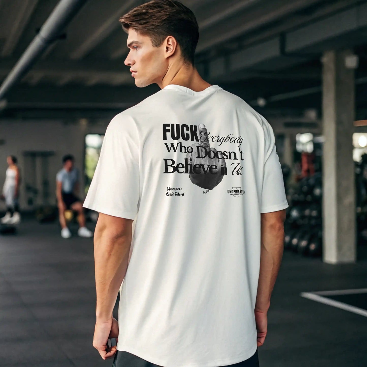 CAMISETA OVERSIZE FUCK EVERYONE WHO DOESNT BELIEVE IN US EN UNDERRATED.ES
