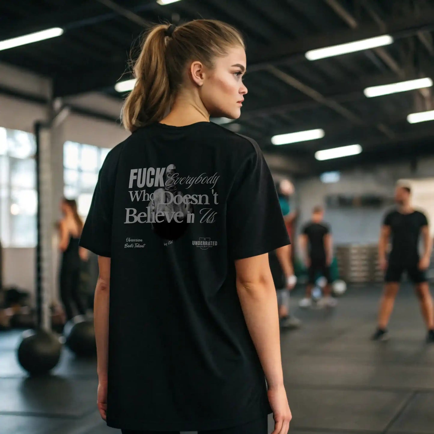CAMISETA OVERSIZE MUJER FUCK EVERYONE WHO DOESNT BELIEVE IN US EN UNDERRATED.ES