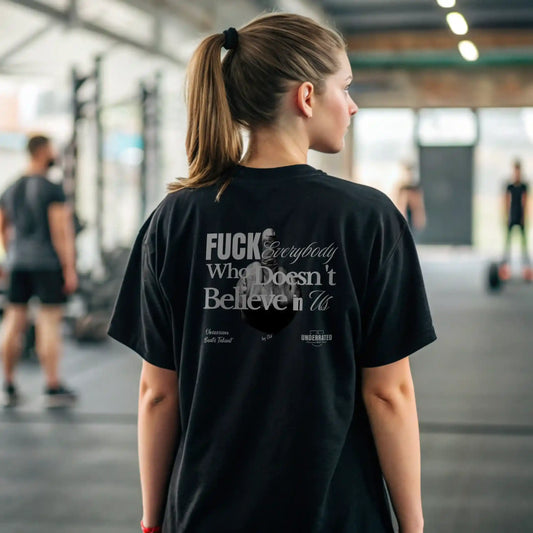 CAMISETA OVERSIZE MUJER FUCK EVERYONE WHO DOESNT BELIEVE IN US EN UNDERRATED.ES