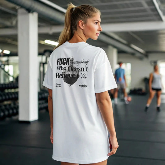CAMISETA OVERSIZE MUJER FUCK EVERYONE WHO DOESNT BELIEVE IN US EN UNDERRATED.ES
