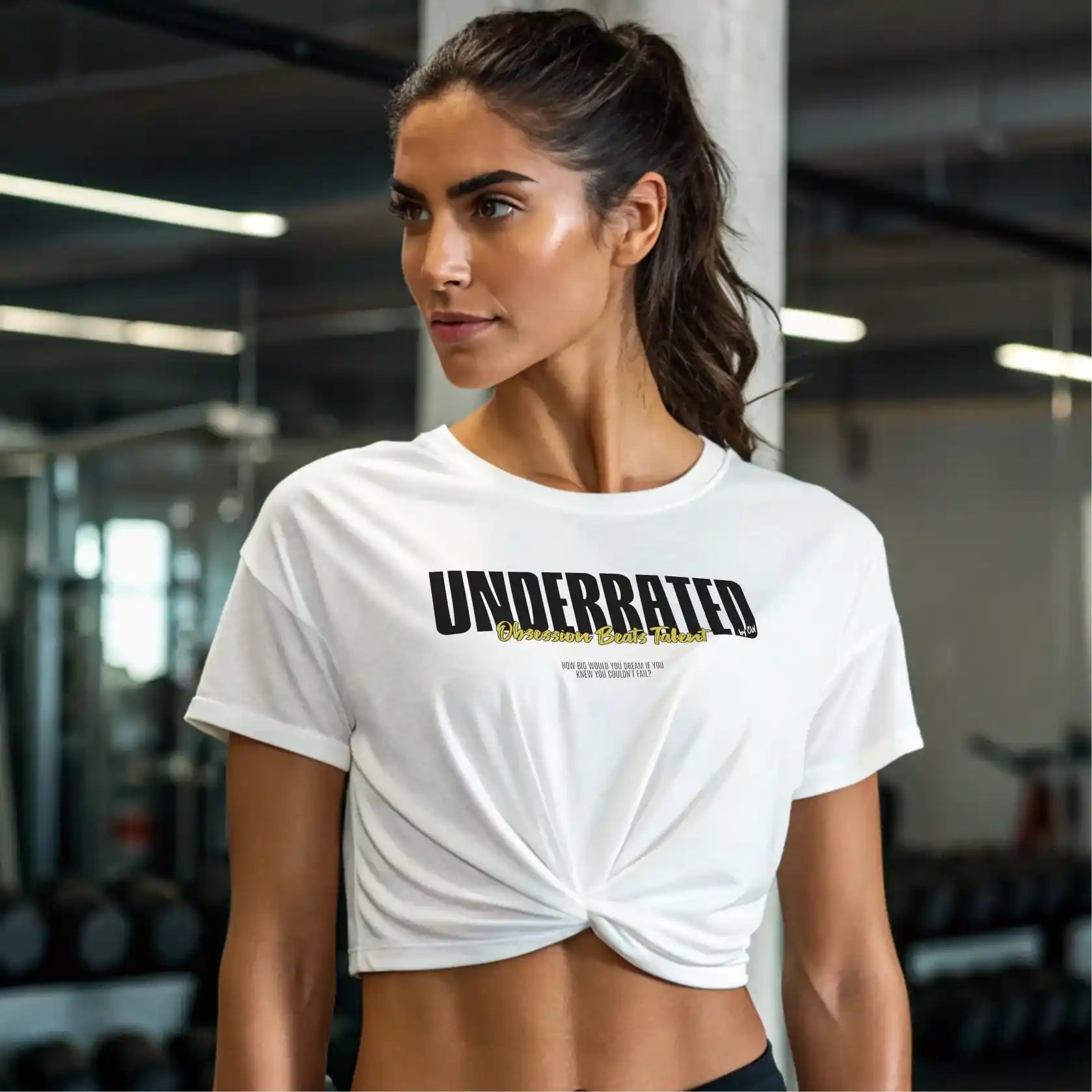 Camiseta oversize UNDERRATED.ES con un nudo efecto crop top