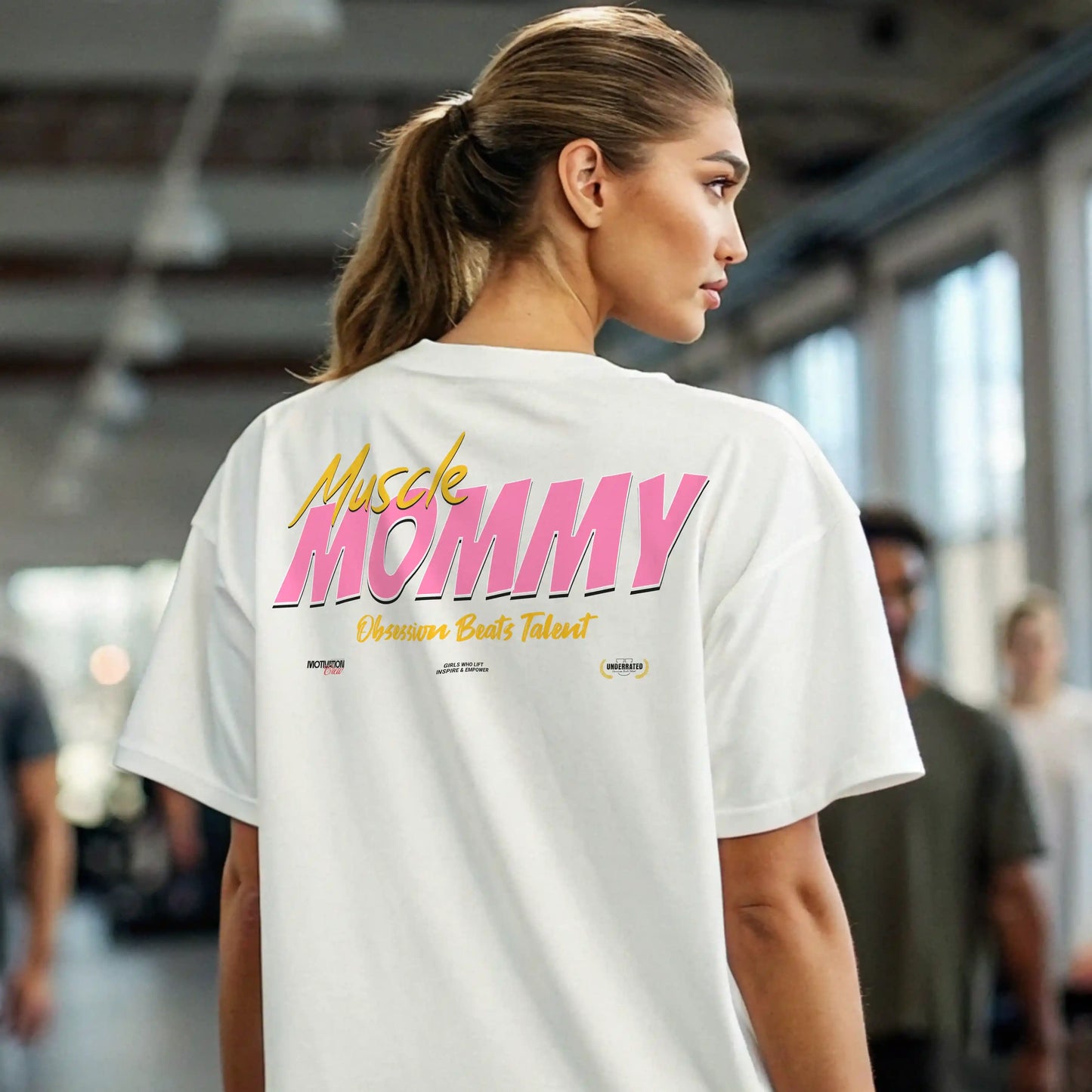 Camiseta oversize mujer MUSCLE MOMMY EN UNDERRATED.ES