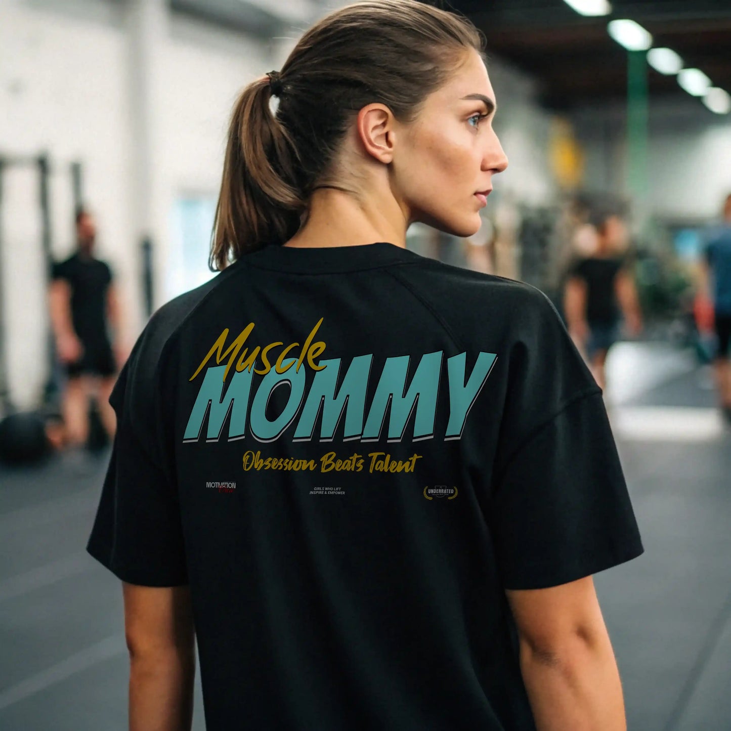 Camiseta oversize mujer MUSCLE MOMMY EN UNDERRATED.ES