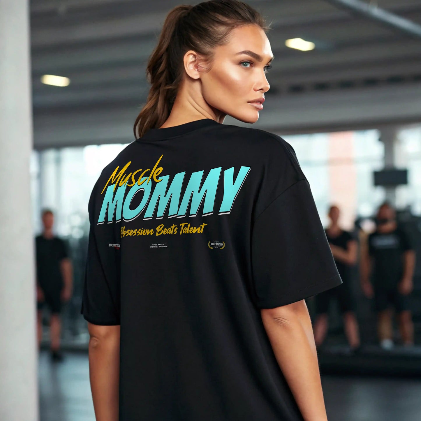 Camiseta oversize mujer MUSCLE MOMMY EN UNDERRATED.ES