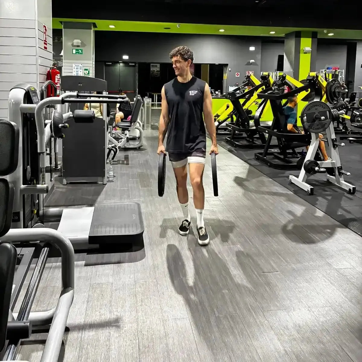 Alex con la Camiseta sin mangas PRIME MODE en el gimnasio