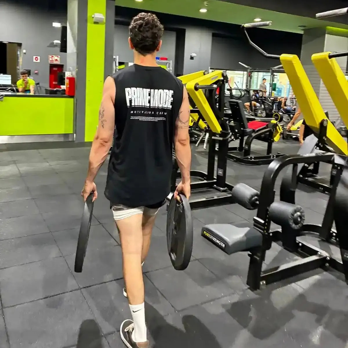 Alex con la Camiseta sin mangas PRIME MODE en el gimnasio