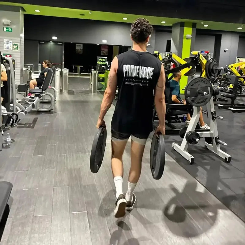 Alex con la Camiseta sin mangas PRIME MODE en el gimnasio