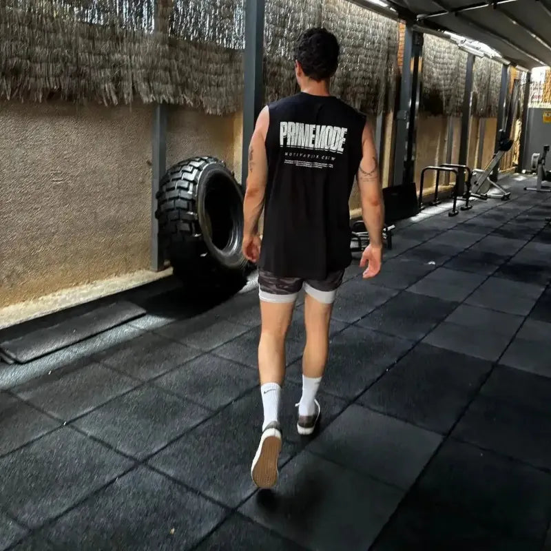 Alex camiseta sin mangas prime mode en el gimnasio