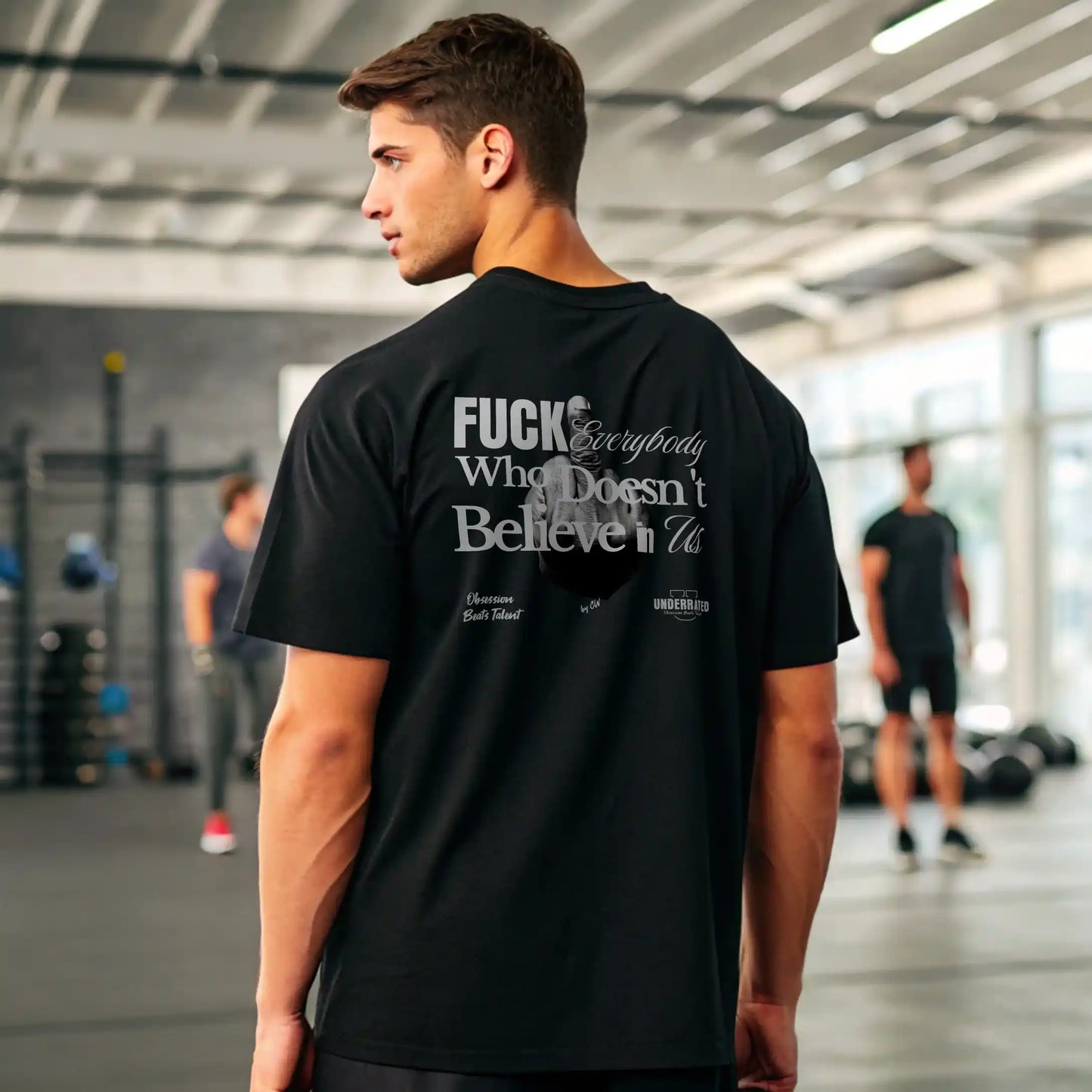 CAMISETA OVERSIZE FUCK EVERYONE WHO DOESNT BELIEVE IN US EN UNDERRATED.ES