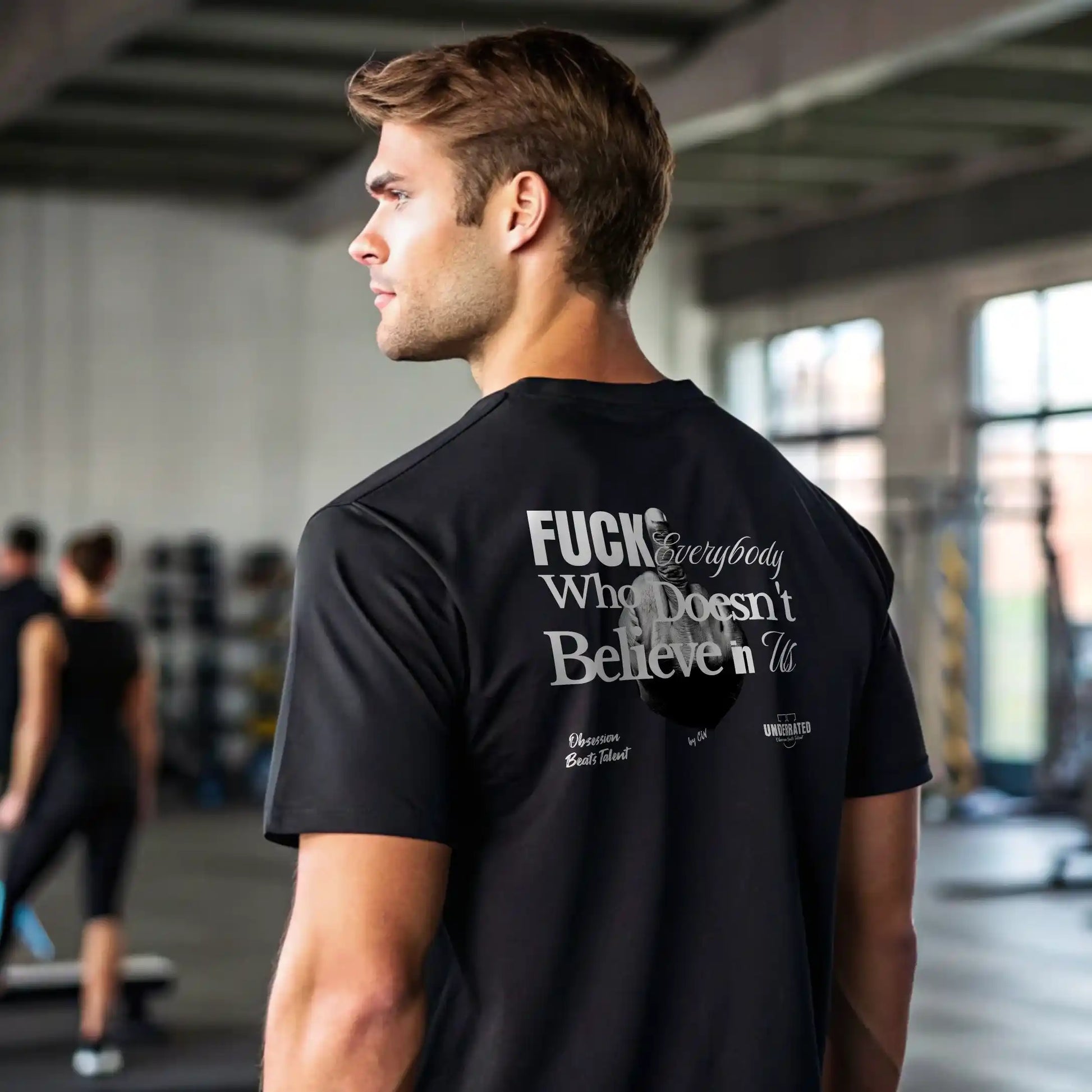 CAMISETA OVERSIZE FUCK EVERYONE WHO DOESNT BELIEVE IN US EN UNDERRATED.ES