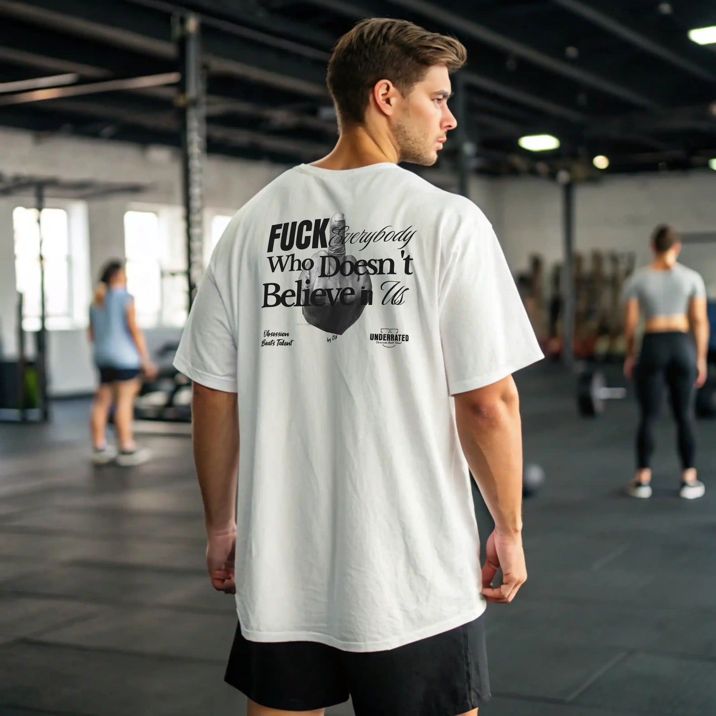 CAMISETA OVERSIZE FUCK EVERYONE WHO DOESNT BELIEVE IN US EN UNDERRATED.ES