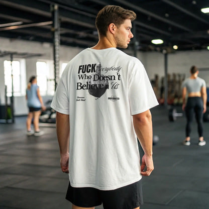 CAMISETA OVERSIZE FUCK EVERYONE WHO DOESNT BELIEVE IN US EN UNDERRATED.ES