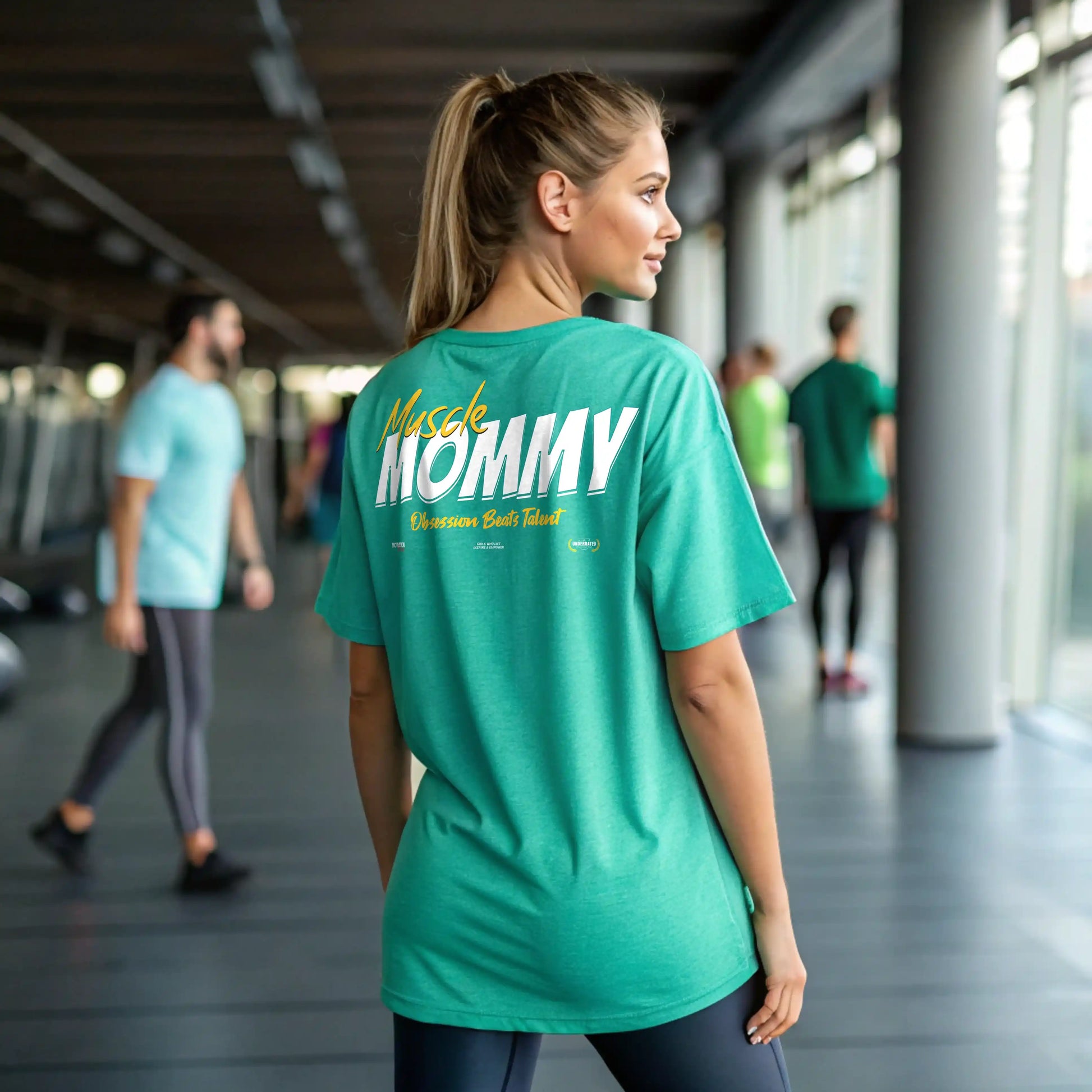 Camiseta oversize gym mujer muscle mommy en underrated.es