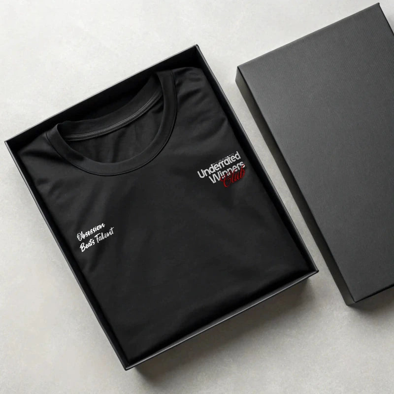 Camiseta oversize gym de Underrated para hombre en una caja.