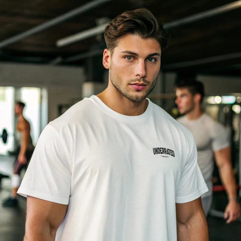 Camiseta oversize gym UNDERRATED OBT EN UNDERRATED.ES vista de frente en blanco