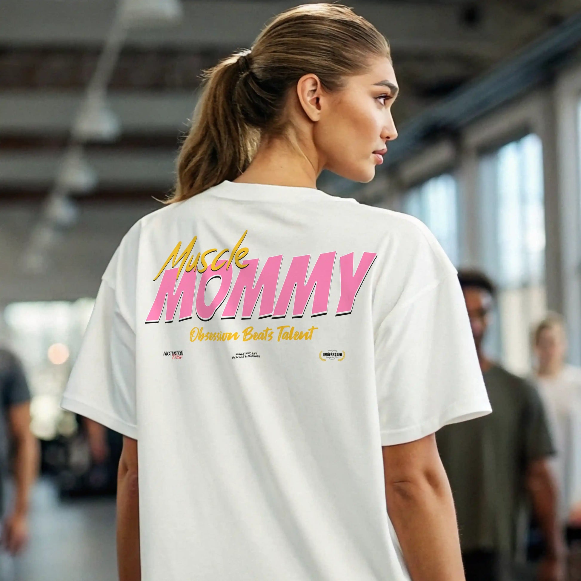 Camiseta oversize mujer MUSCLE MOMMY EN UNDERRATED.ES