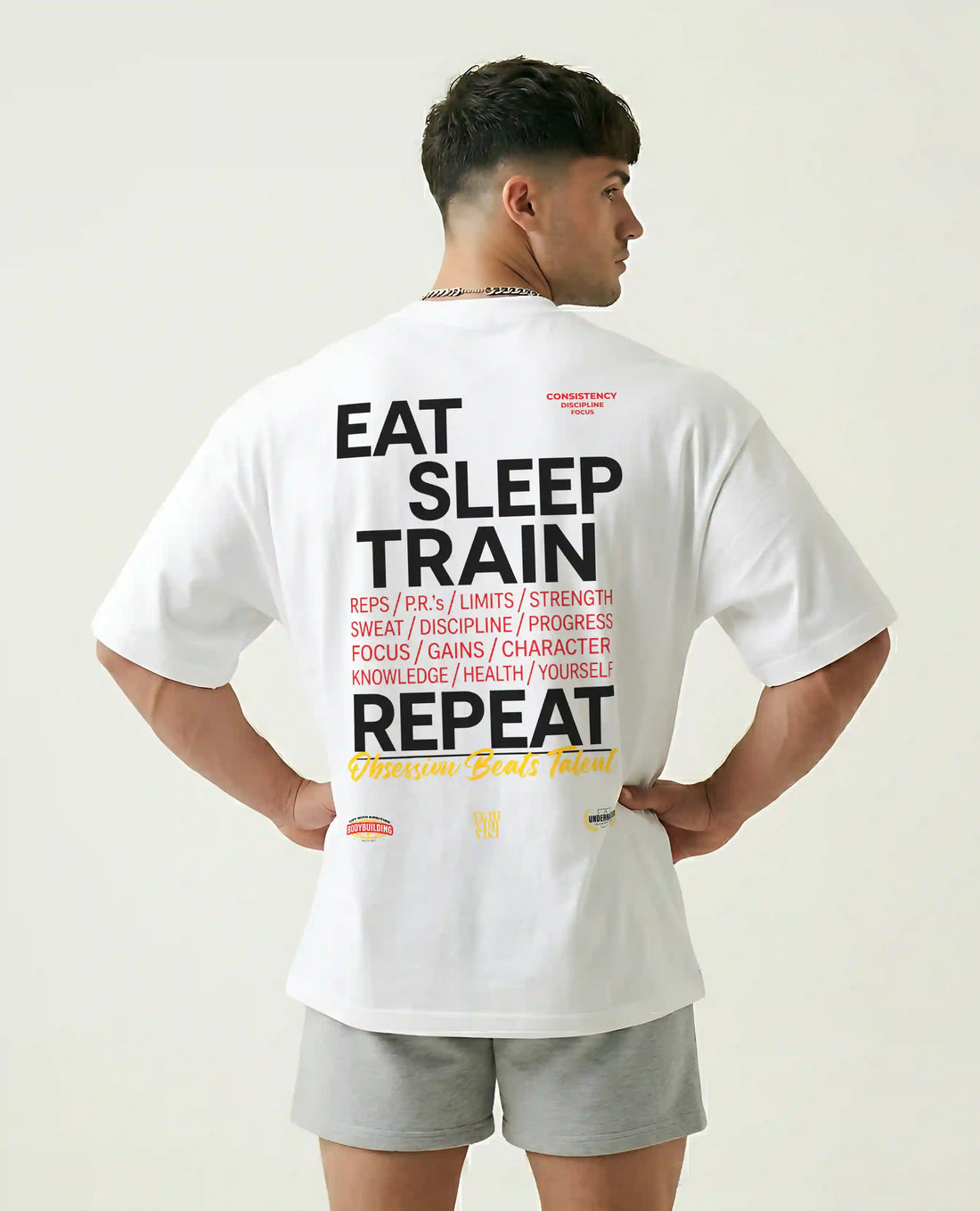 Modelo con la camiseta EAT SLEEP TRAIN & REPEAT OVERSIZE de underrated en negro