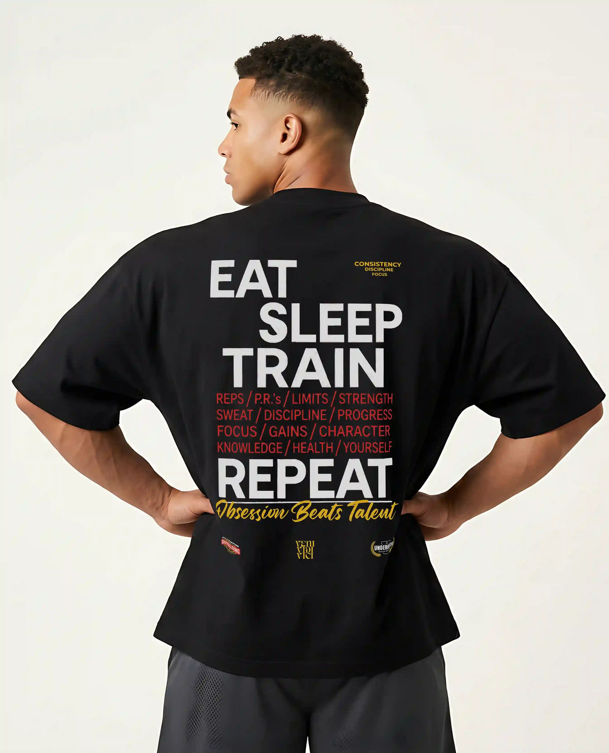 modelo con la camiseta EAT SLEEP TRAIN & REPEAT OVERSIZE de underrated