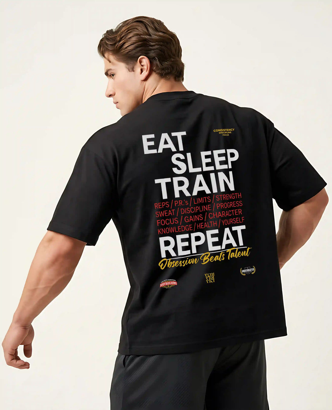 Modelo con la camiseta EAT SLEEP TRAIN & REPEAT OVERSIZE de underrated en negro