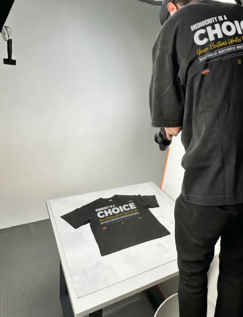 Estudio de fotogradía de Underrated con la camiseta mediocrity is a choice