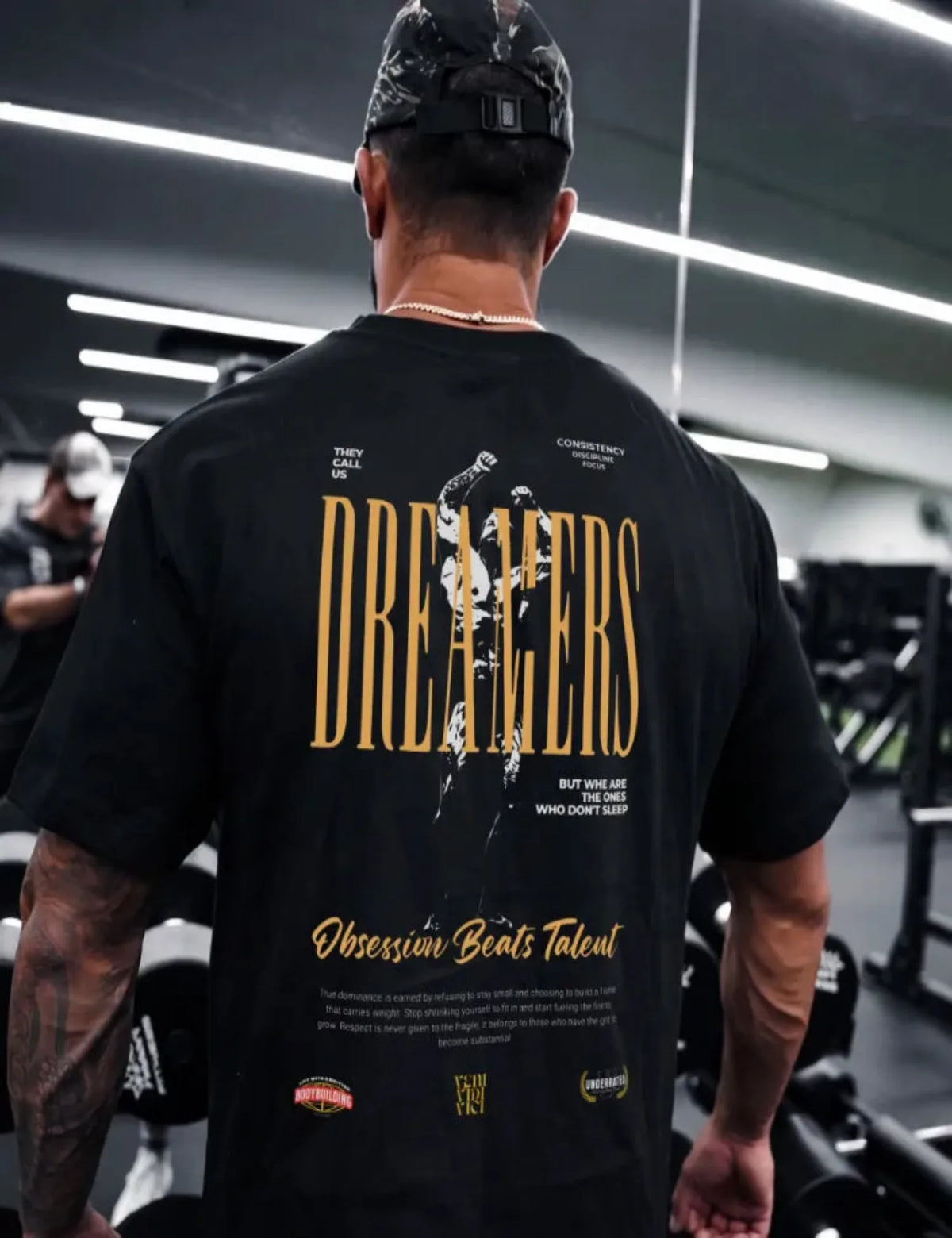 Usuario utilizando la camiseta oversize dreamers en el gimnasio