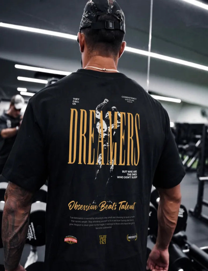 Usuario utilizando la camiseta oversize dreamers en el gimnasio