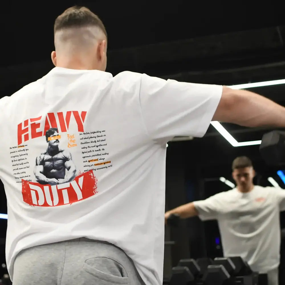 Camiseta oversize gym HEAVY DUTY blanca para hombre - Mirandose al espejo -Underrated